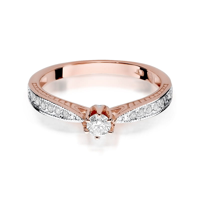 W0202.R3.DIW.01_2 Pierścionek zaręczynowy z diamentem na centralnym miejscu, ozdobiony drobnymi kamieniami na obrączce.