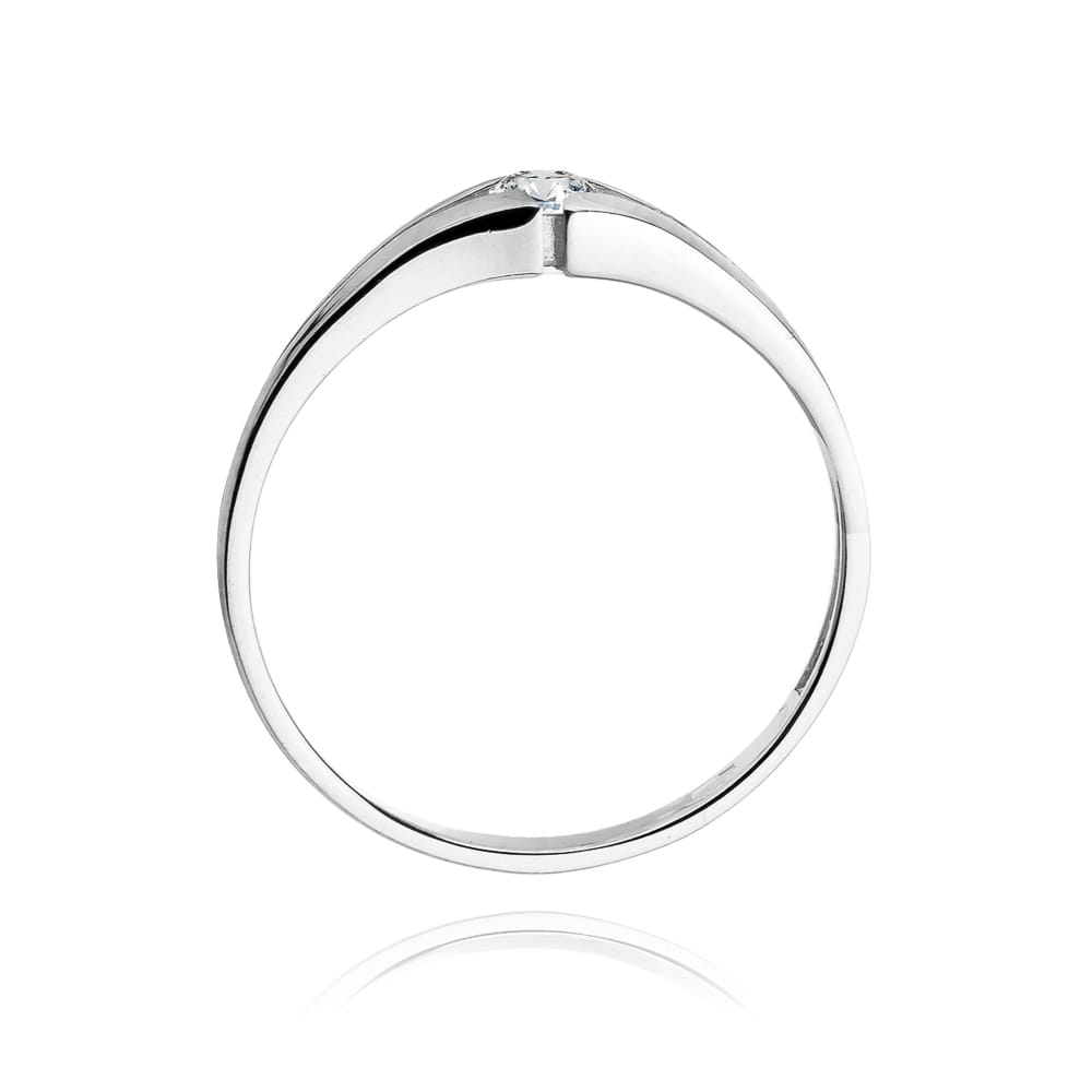 W0207.B3.DIW.01_3 Srebrny pierścionek z pojedynczym, błyszczącym kamieniem na górze.