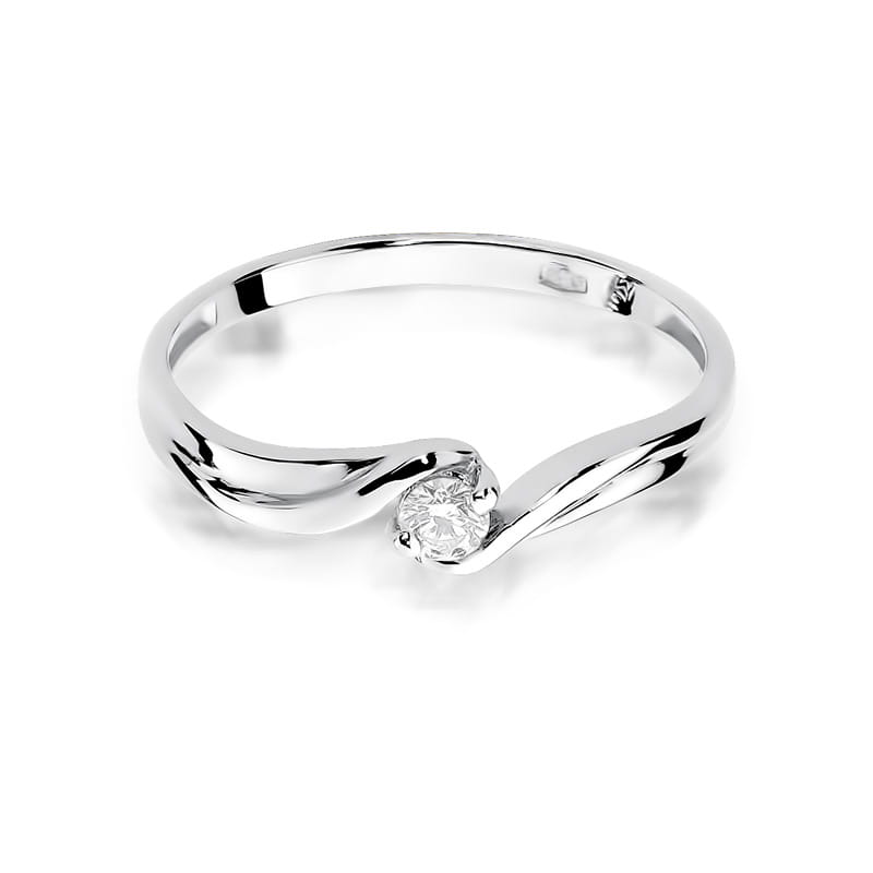 W0211.B3.DIW.01_2 Srebrny pierścionek z delikatnym, falującym wzorem i pojedynczym, błyszczącym diamentem.