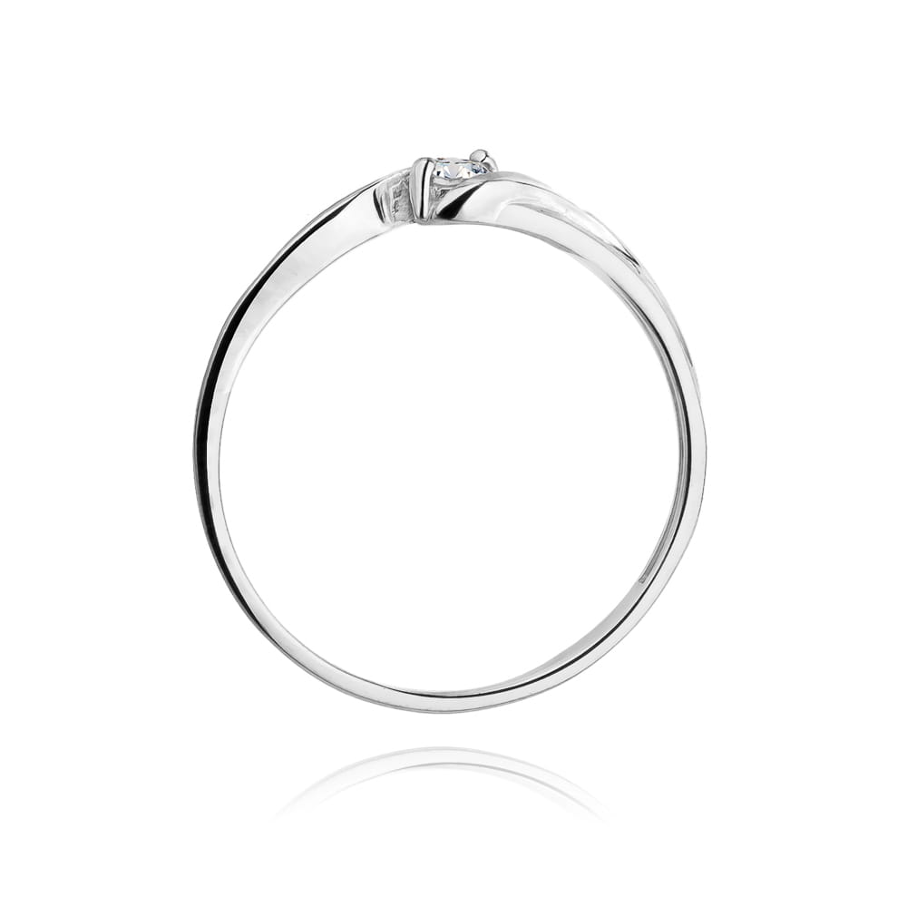 W0211.B3.DIW.02_3 Srebrny pierścionek z małym diamentem, o eleganckim, minimalistycznym designie.