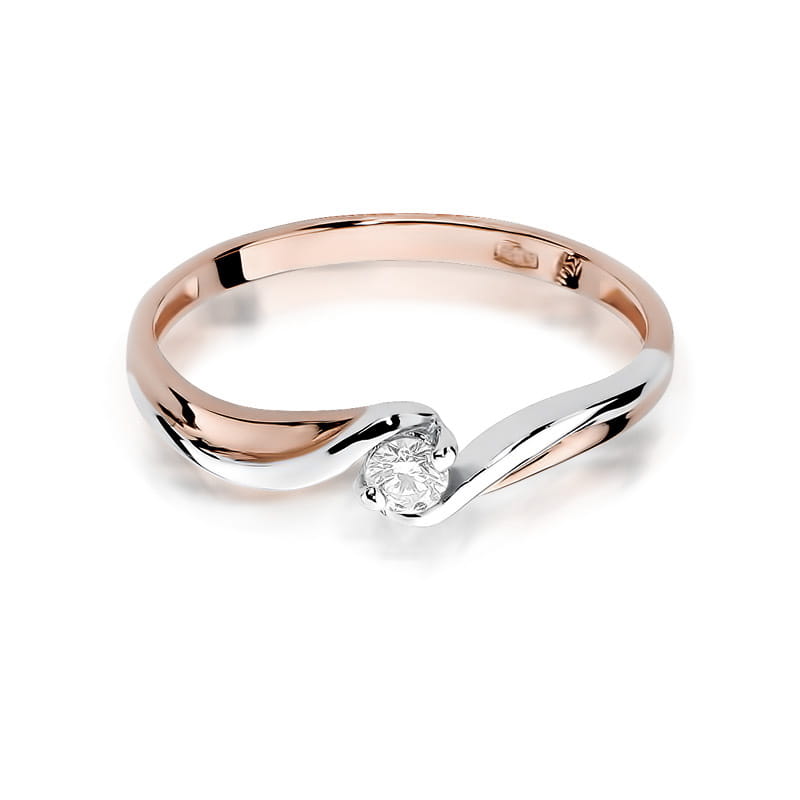 W0211.R3.DIW.02_2 Pierścionek z diamentem, wykonany z różowego i białego złota, o falistym kształcie.