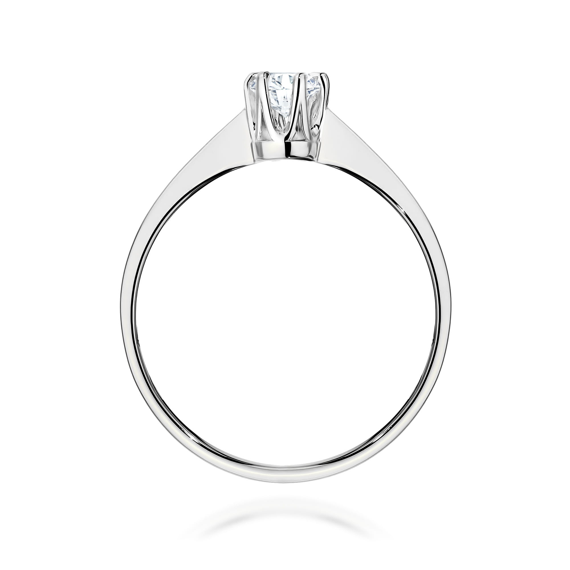 W0220.B3.DIW.04_3 Srebrny pierścionek z jednym dużym diamentem osadzonym w eleganckiej koronie.