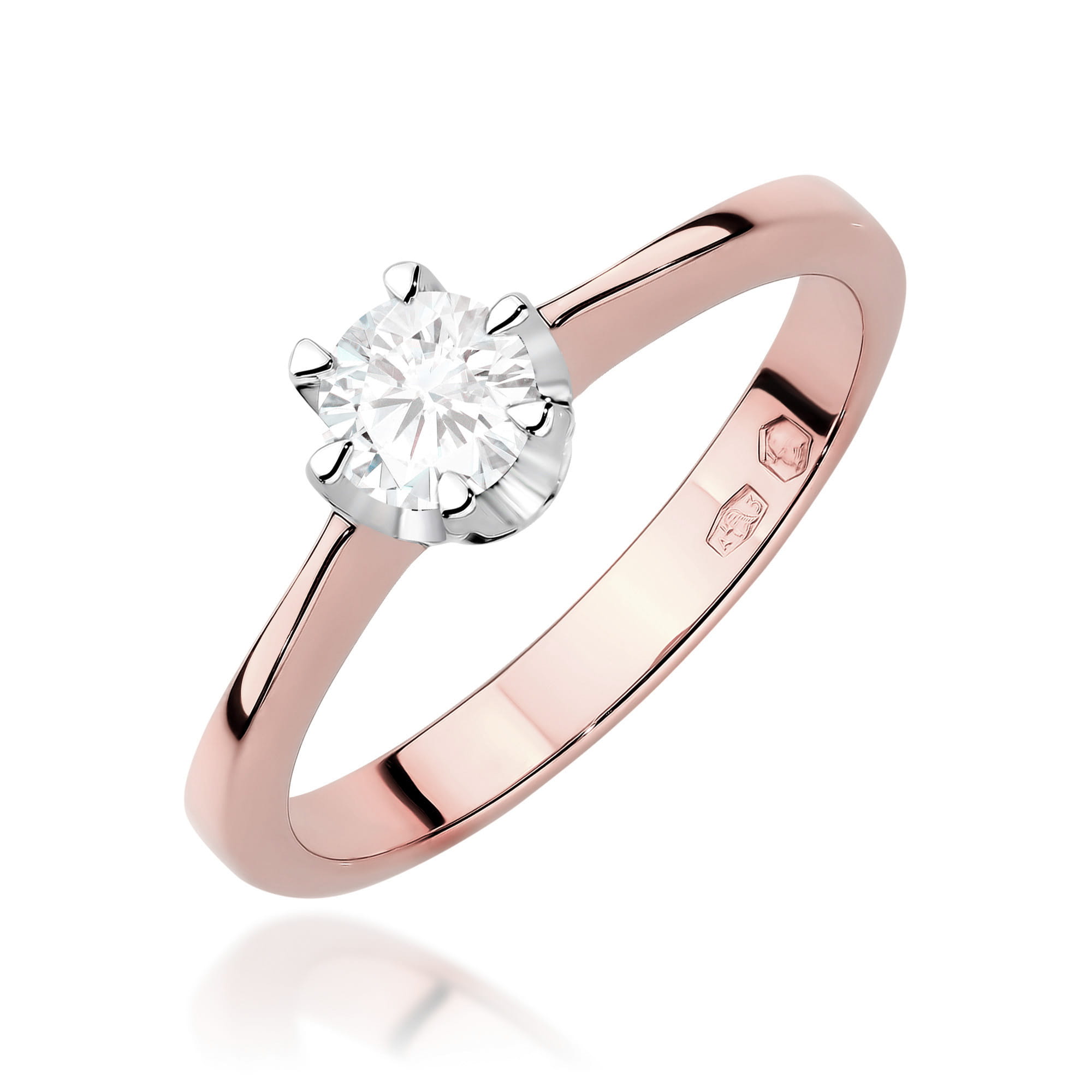 W0220.R3.DIW.06_1 Pierścionek z różowego złota z okrągłym diamentem osadzonym w sześciu łapkach.