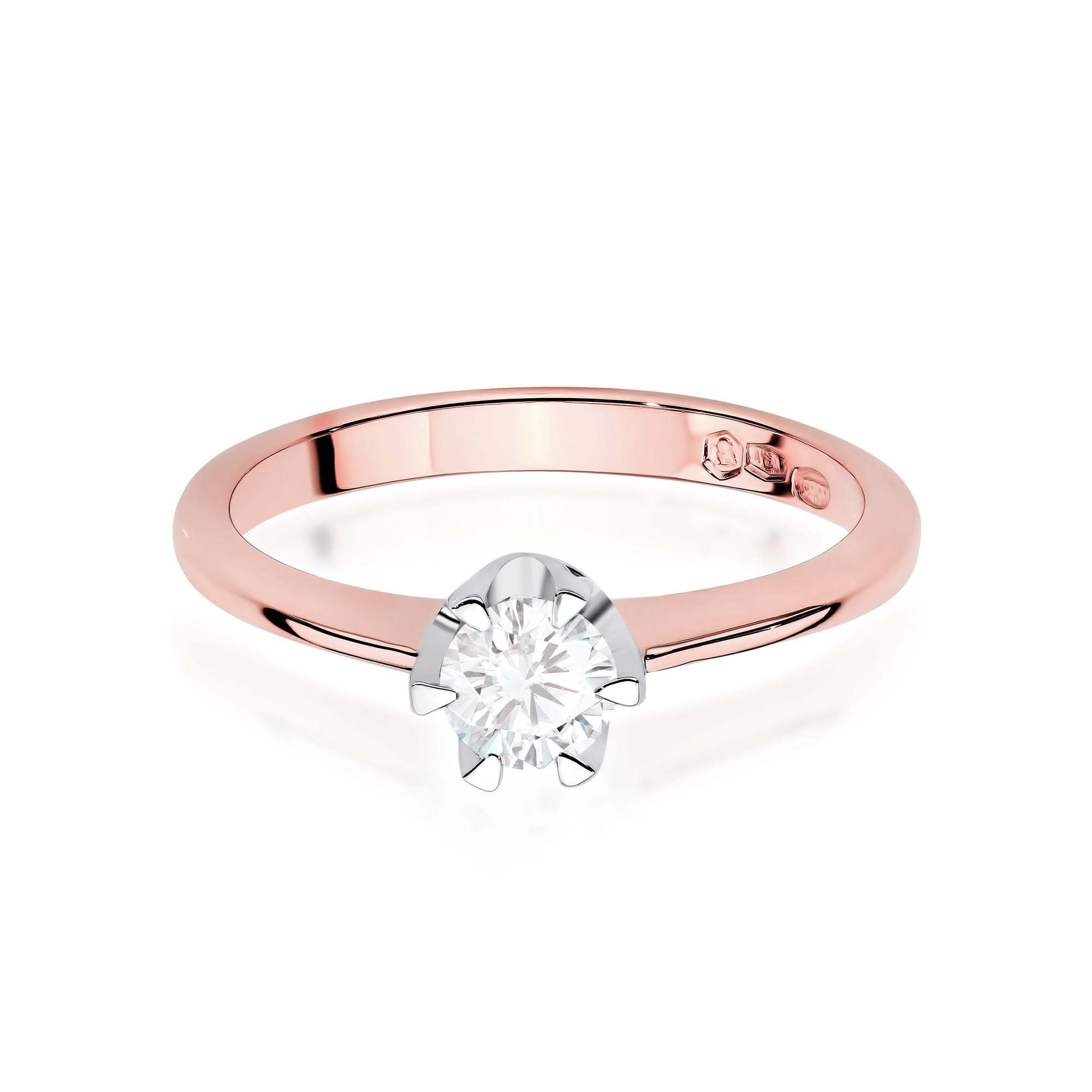 W0220.R3.LDW.10_2 Pierścionek z różowego złota z diamentem w centralnej części, o prostym, eleganckim designie.