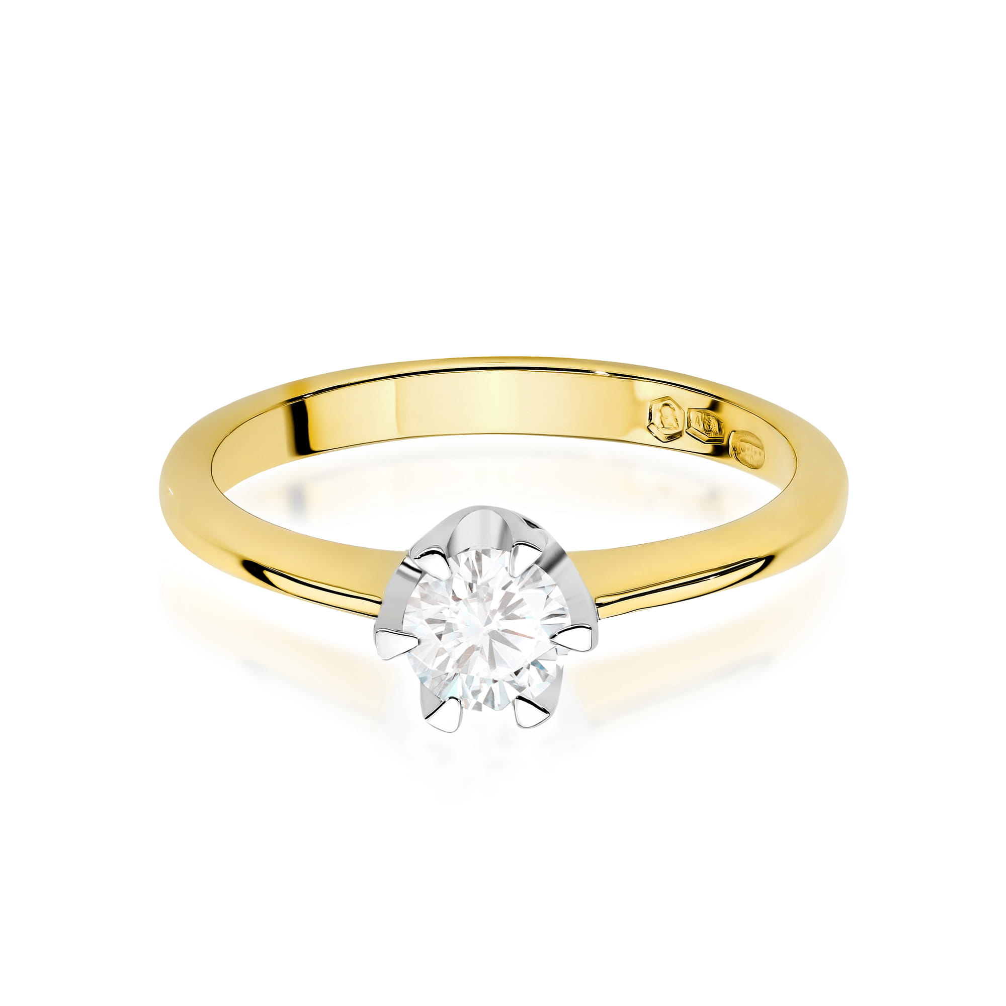 W0220.Z3.DIW.11_2 Złoty pierścionek z diamentem w centralnej części, o klasycznym, eleganckim designie.