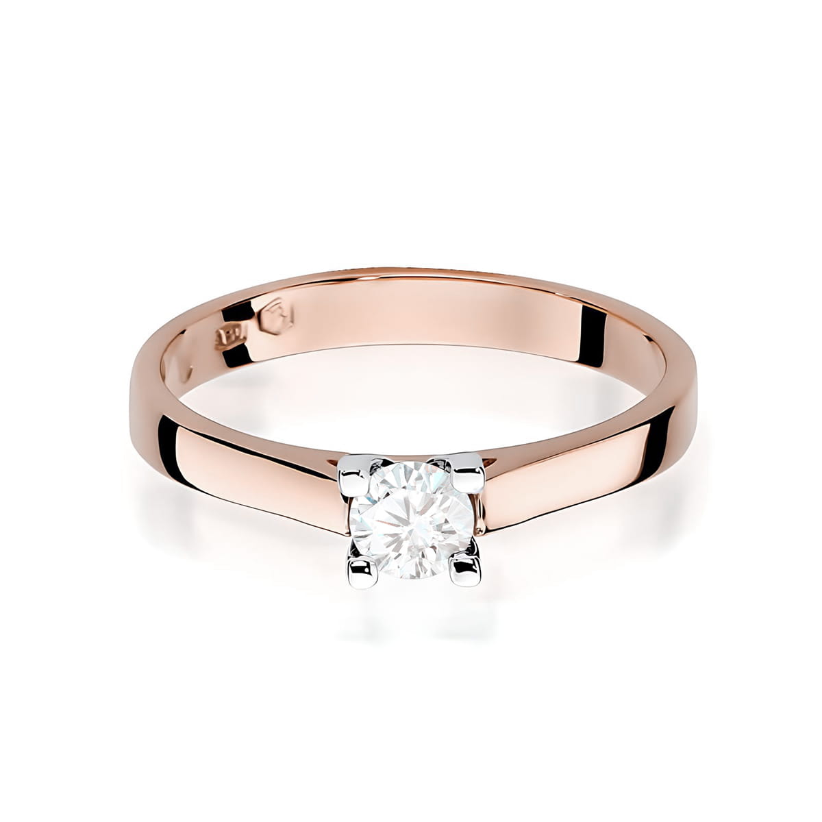 W0221.R3.DIW.07_2 Złoty pierścionek z diamentem w centralnej części, o prostym, eleganckim designie.