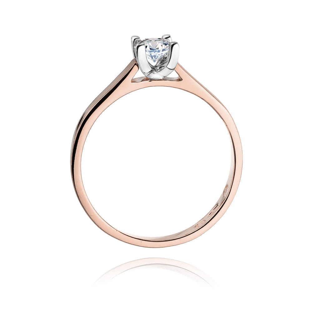 W0221.R3.LDW.07_3 Złoty pierścionek z diamentem w centralnej części, o eleganckim, minimalistycznym designie.