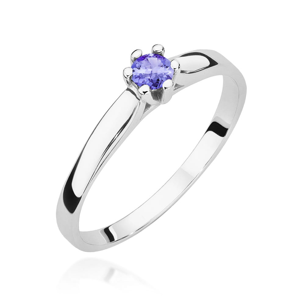 W0222.B3.TAP.02_1 Srebrny pierścionek z okrągłym, fioletowym kamieniem w centralnym miejscu.