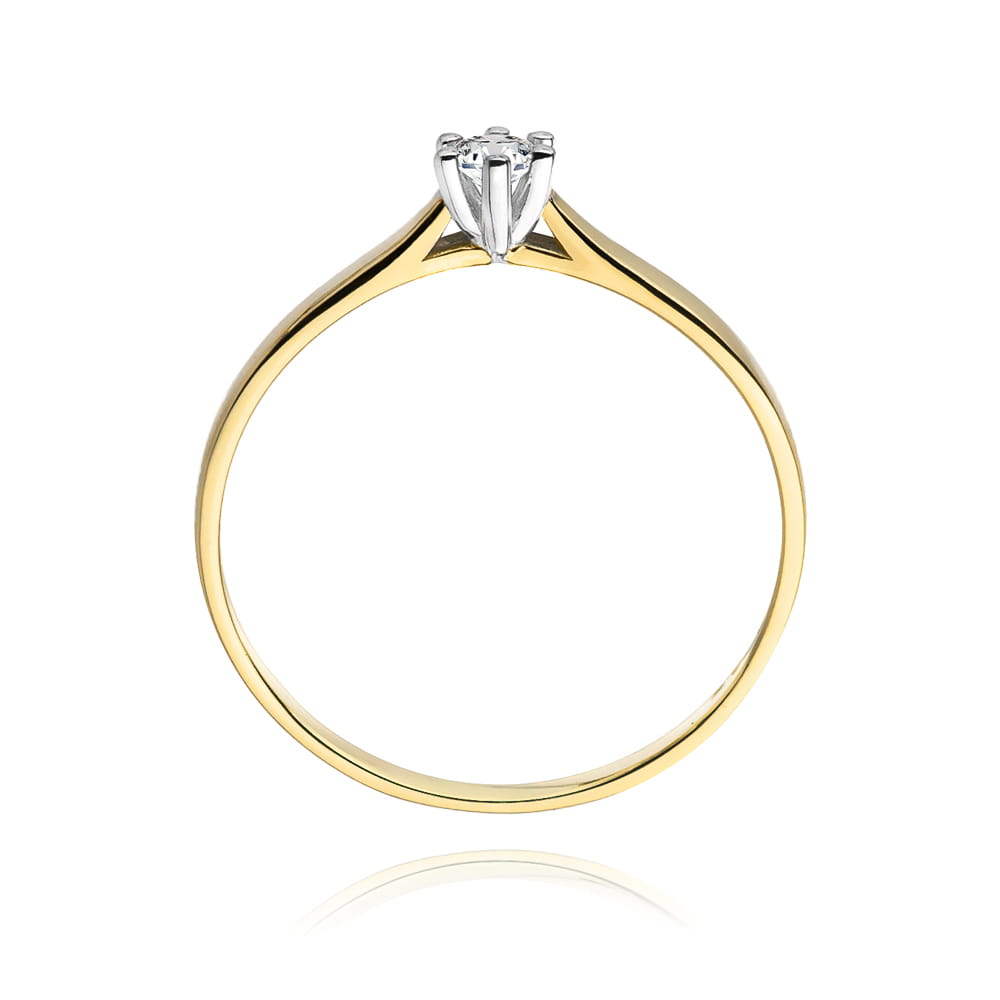 W0222.Z3.DIW.02_3 Złoty pierścionek z diamentem, o prostym, eleganckim wzorze i delikatnej obrączce.