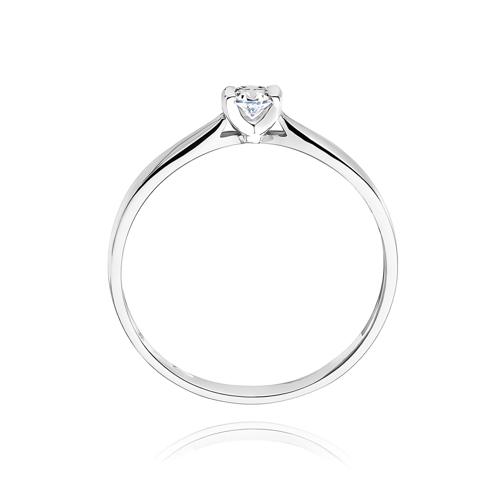 W0223.B3.DIW.01_3 Srebrny pierścionek z sercowym diamentem na delikatnej obrączce.