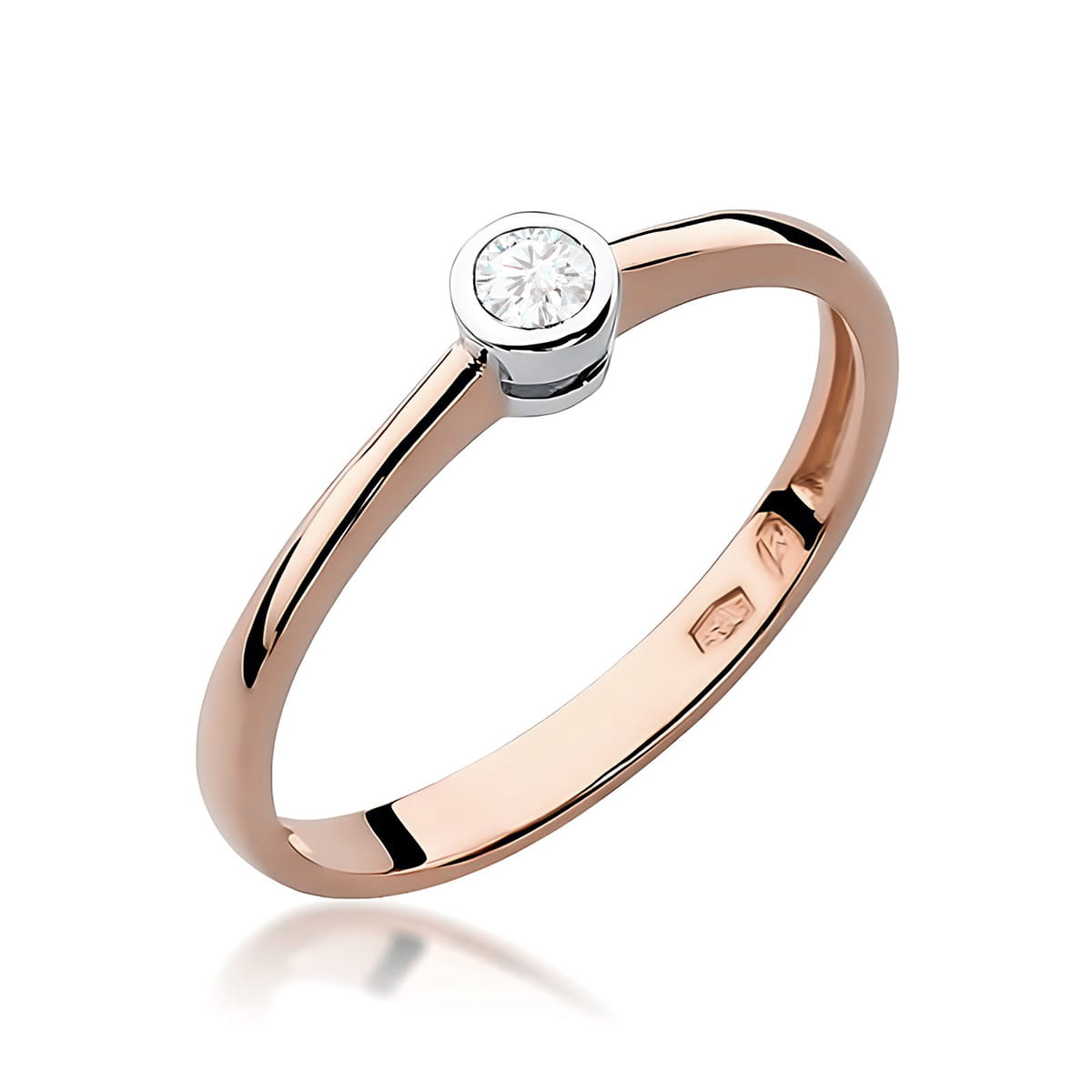 W0224.R3.DIW.02_1 Złoty pierścionek z diamentem osadzonym w prostym, eleganckim wzorze.