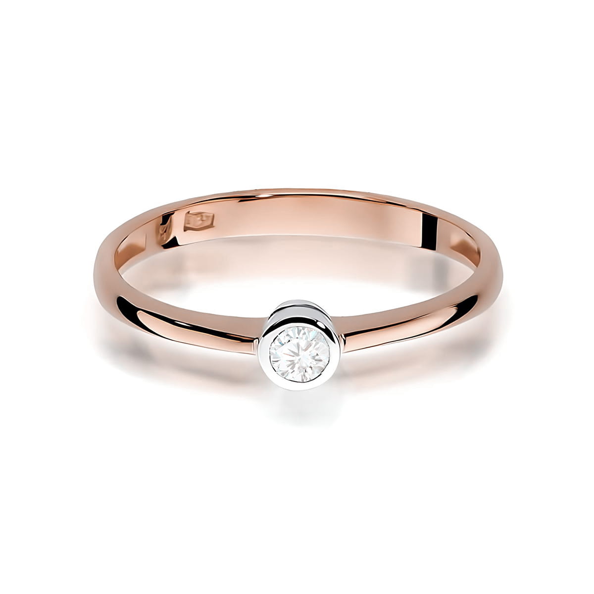 W0224.R3.DIW.02_2 Pierścionek z różowego złota z pojedynczym, okrągłym diamentem na środku.