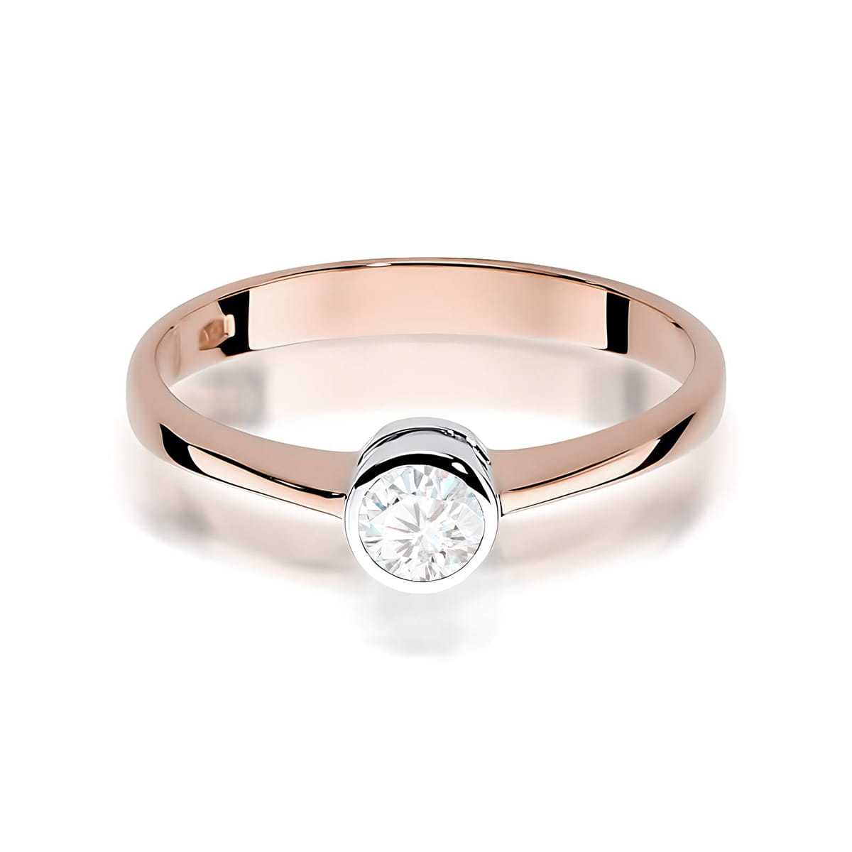W0224.R3.LDW.04_2 Pierścionek z różowego złota z okrągłym diamentem osadzonym na prostej obrączce.