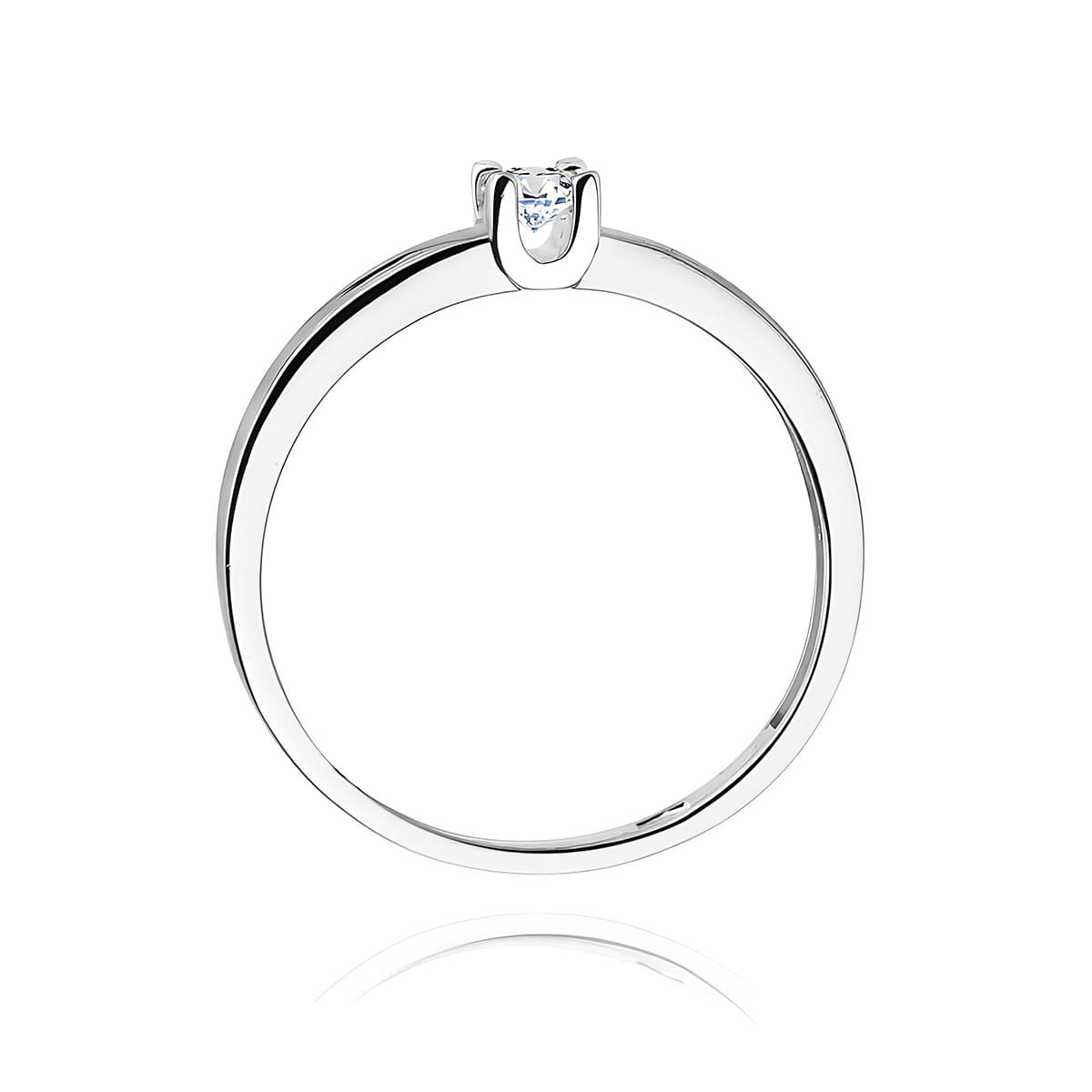 W0225.B3.DIW.01_3 Srebrny pierścionek z pojedynczym, błyszczącym diamentem na górze.