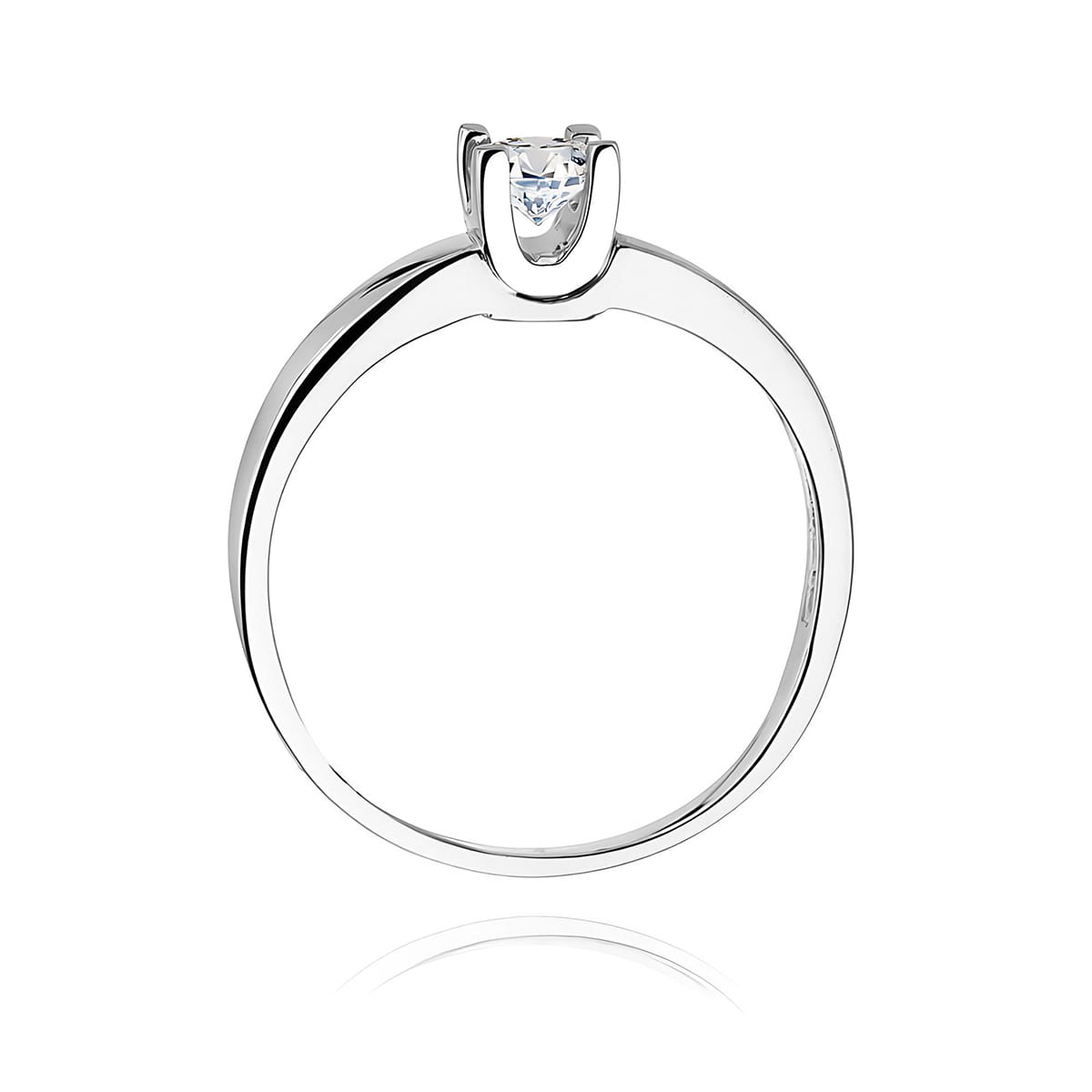 W0225.B3.DIW.05_3 Srebrny pierścionek z diamentem w kształcie łezki, osadzonym w minimalistycznej oprawie.