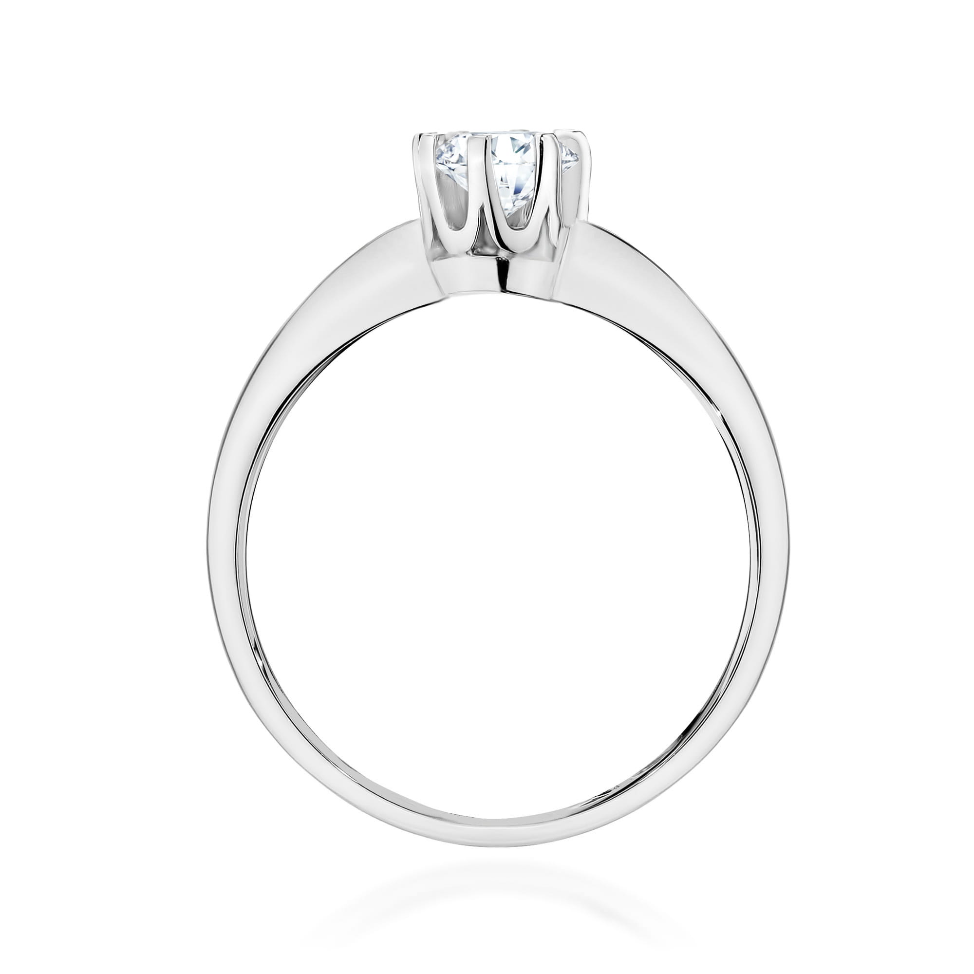 W0228.B3.DIW.05_3 Srebrny pierścionek z trzema błyszczącymi kamieniami na górze, o eleganckim, minimalistycznym designie.