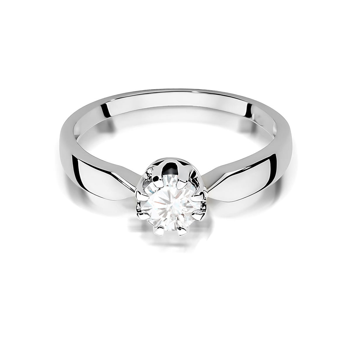 W0228.B3.DIW.08_2 Srebrny pierścionek z okrągłym, przezroczystym diamentem na centralnym miejscu.