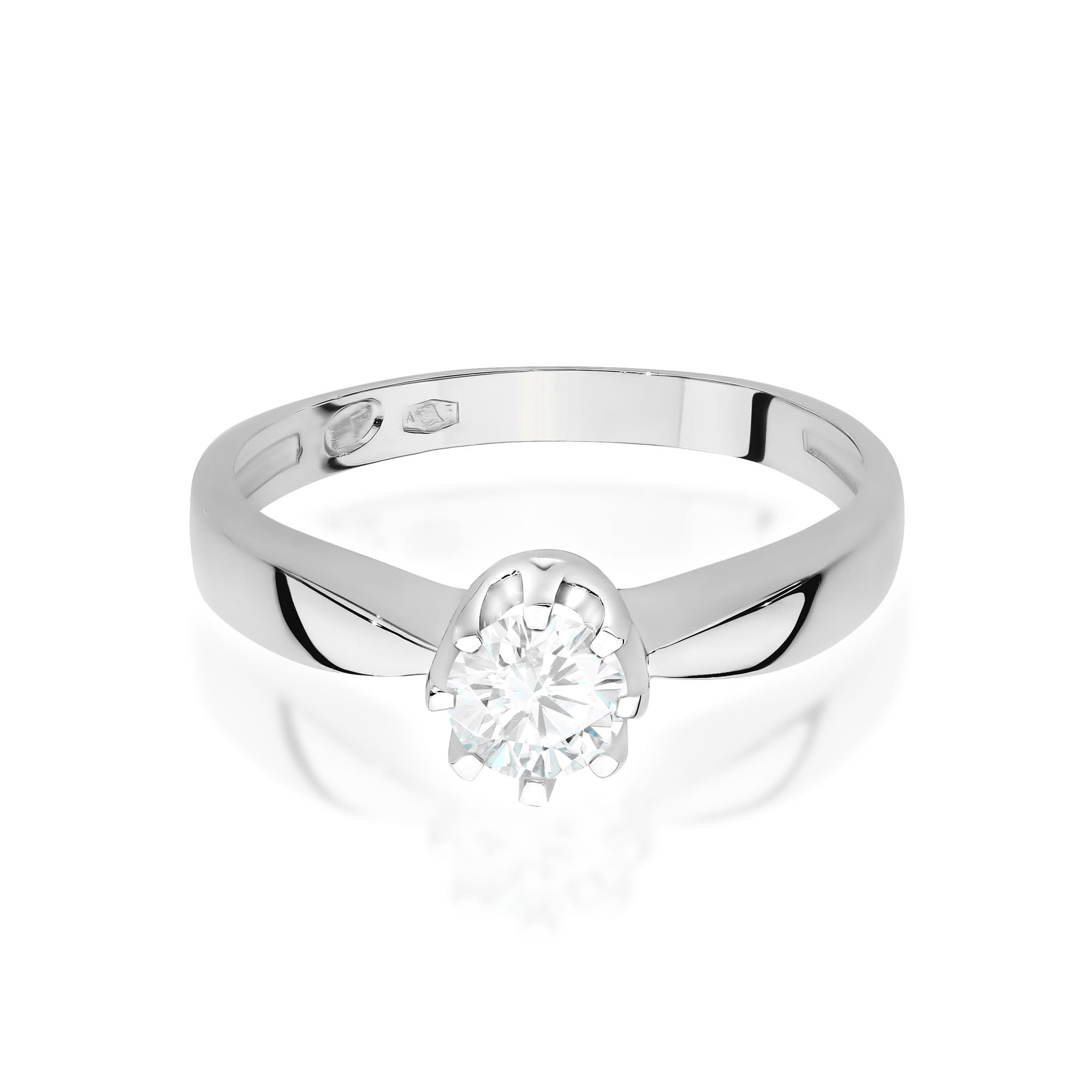 W0228.B3.LDW.05_2 Srebrny pierścionek z dużym, okrągłym diamentem w centralnej części.