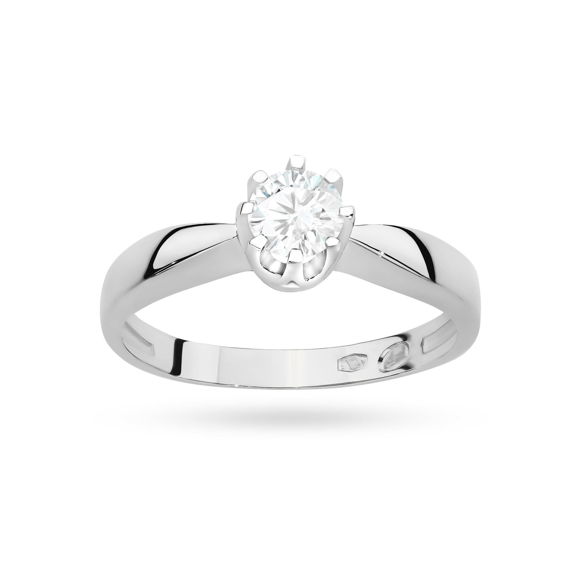 W0228.B3.LDW.05_4 Srebrny pierścionek z okrągłym diamentem osadzonym w koronie.