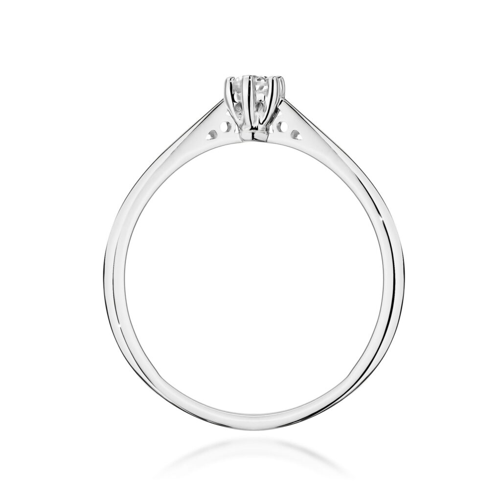 Srebrny pierścionek z diamentem, delikatna oprawa, minimalistyczny design.