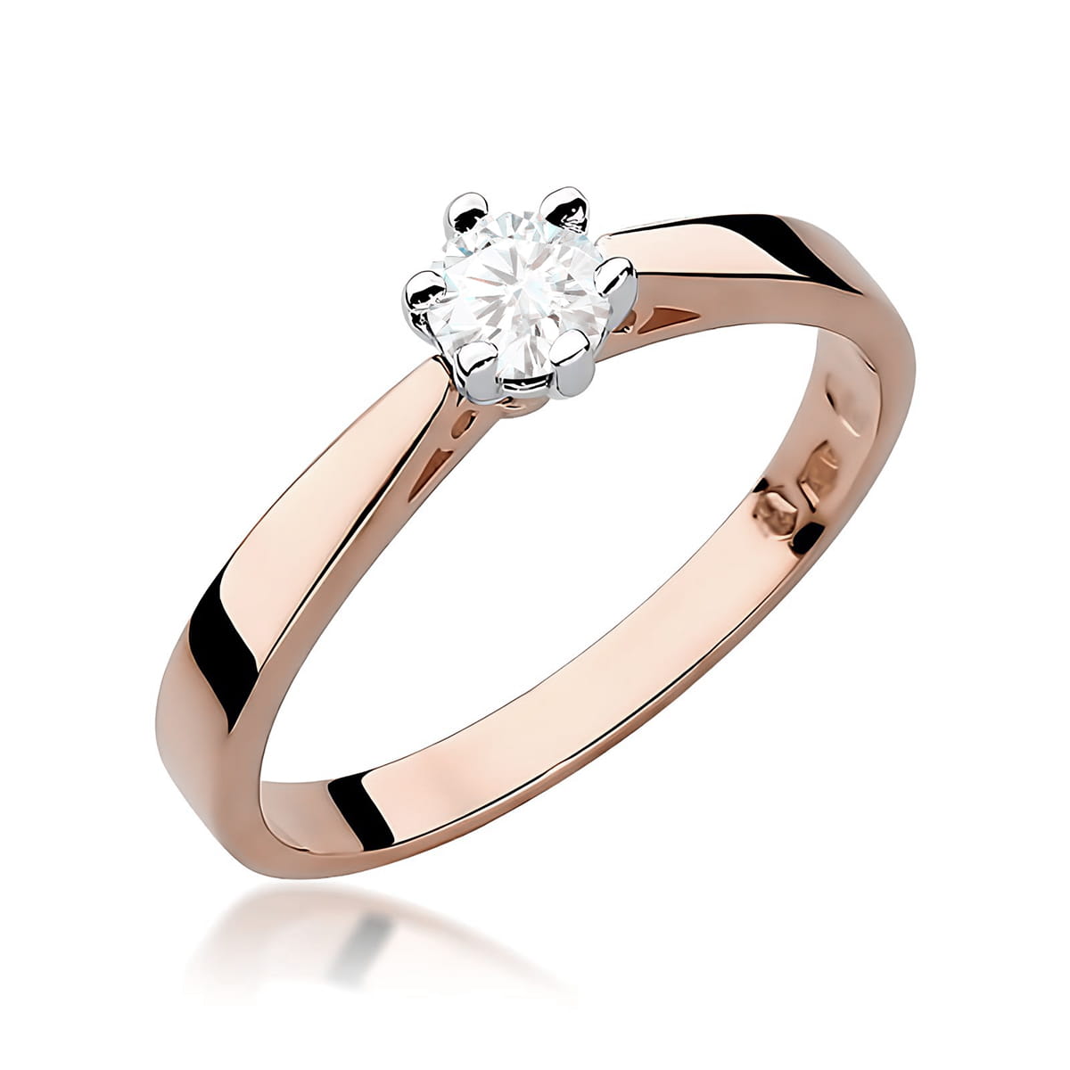 W0229.R3.LDW.05_1 Złoty pierścionek z diamentem osadzonym w sześciu łapkach, o prostym, eleganckim designie.