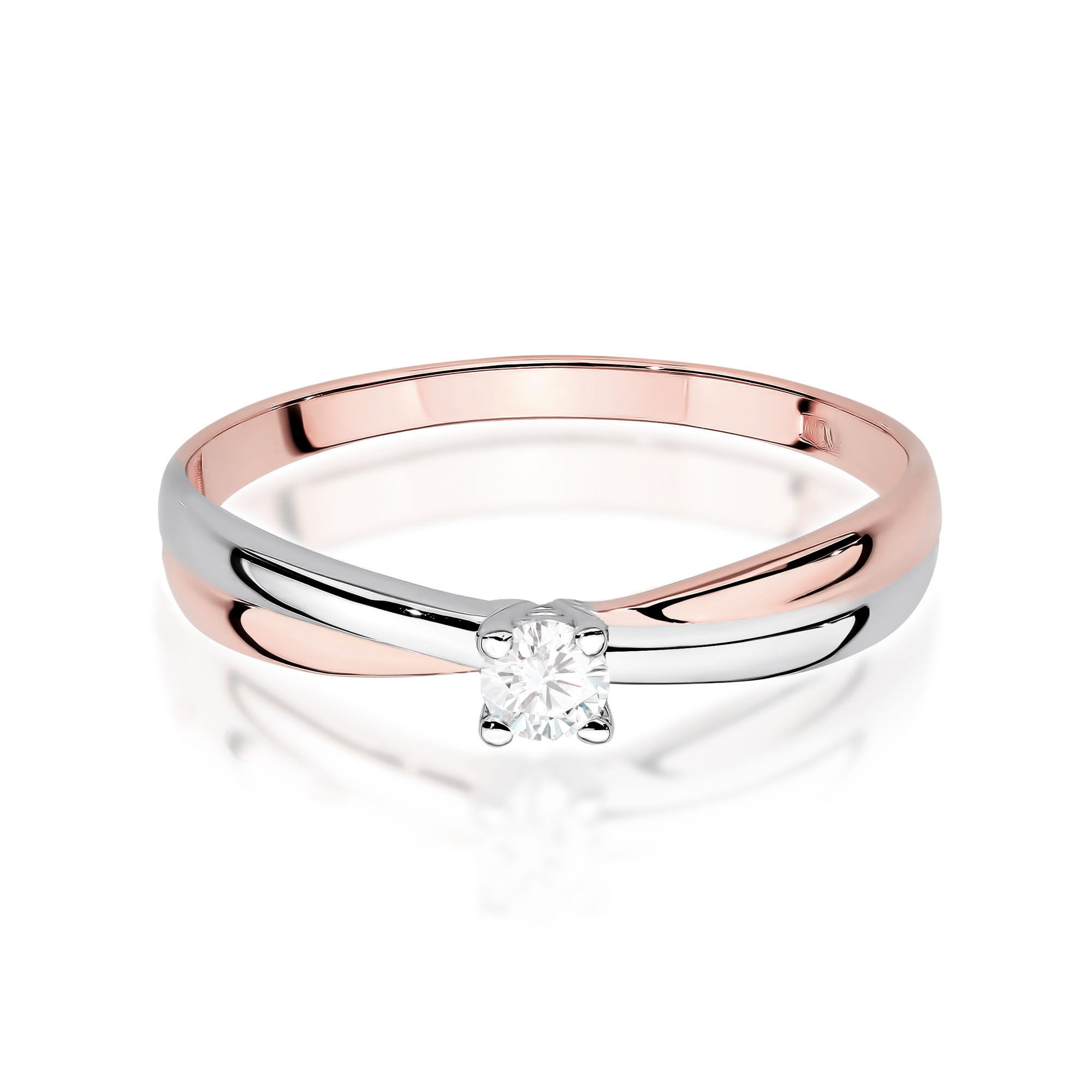 W0230.R3.LDW.02_2 Pierścionek z diamentem, wykonany z różowego i białego złota, o eleganckim, skręconym wzorze.