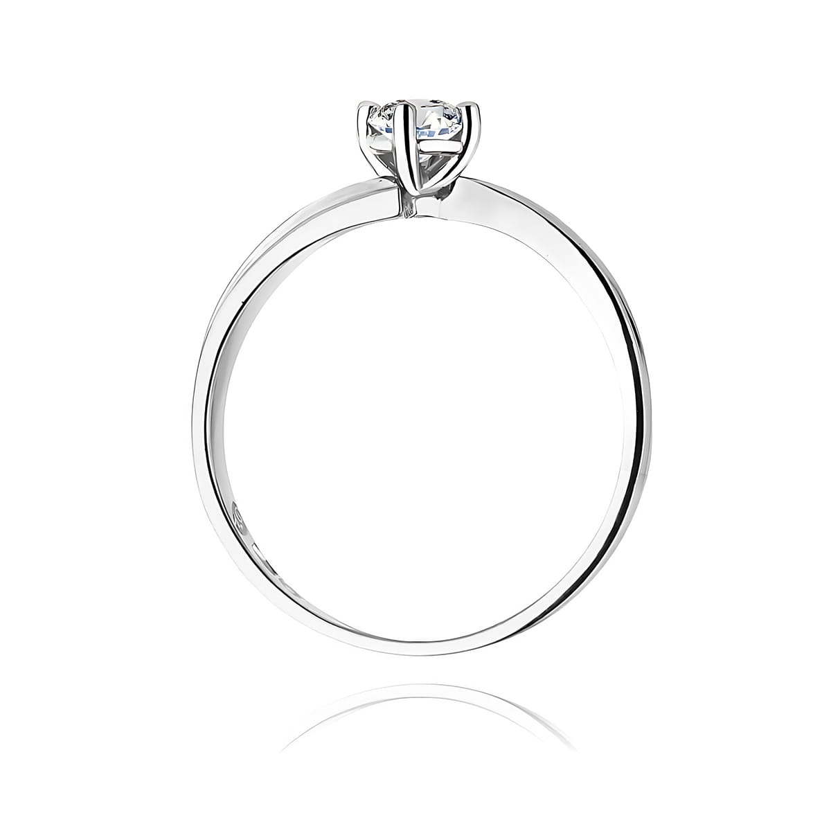 W0231.B3.DIW.05_3 Srebrny pierścionek z dużym, przezroczystym kamieniem szlachetnym na górze.