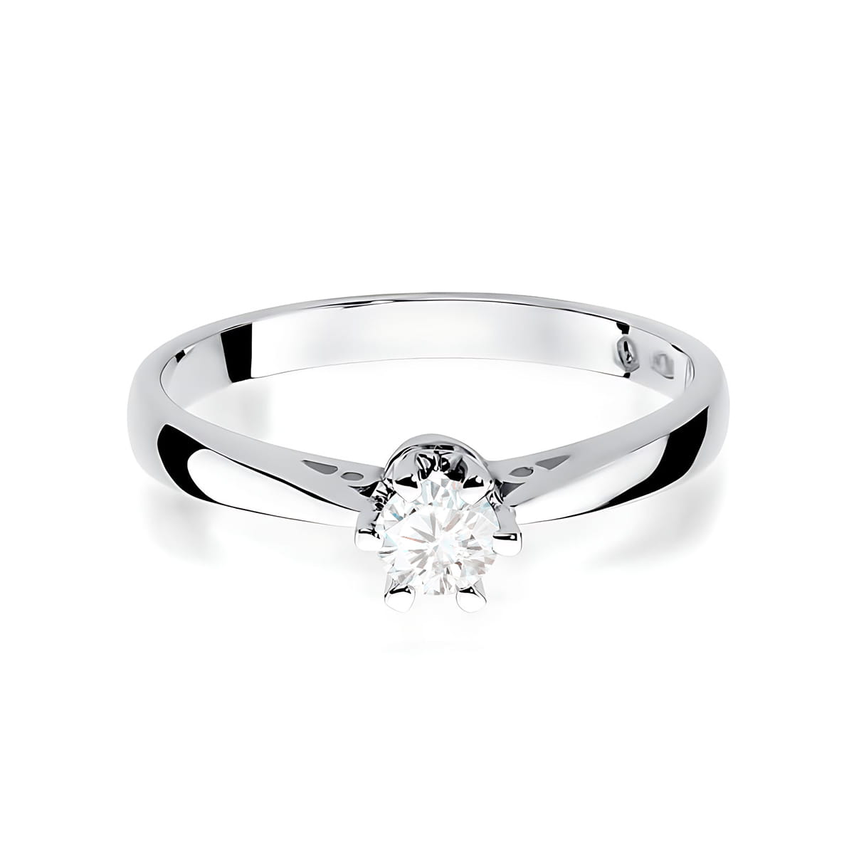 W0234.B3.LDW.03_2 Srebrny pierścionek z diamentem w centralnej części, o prostym, eleganckim designie.