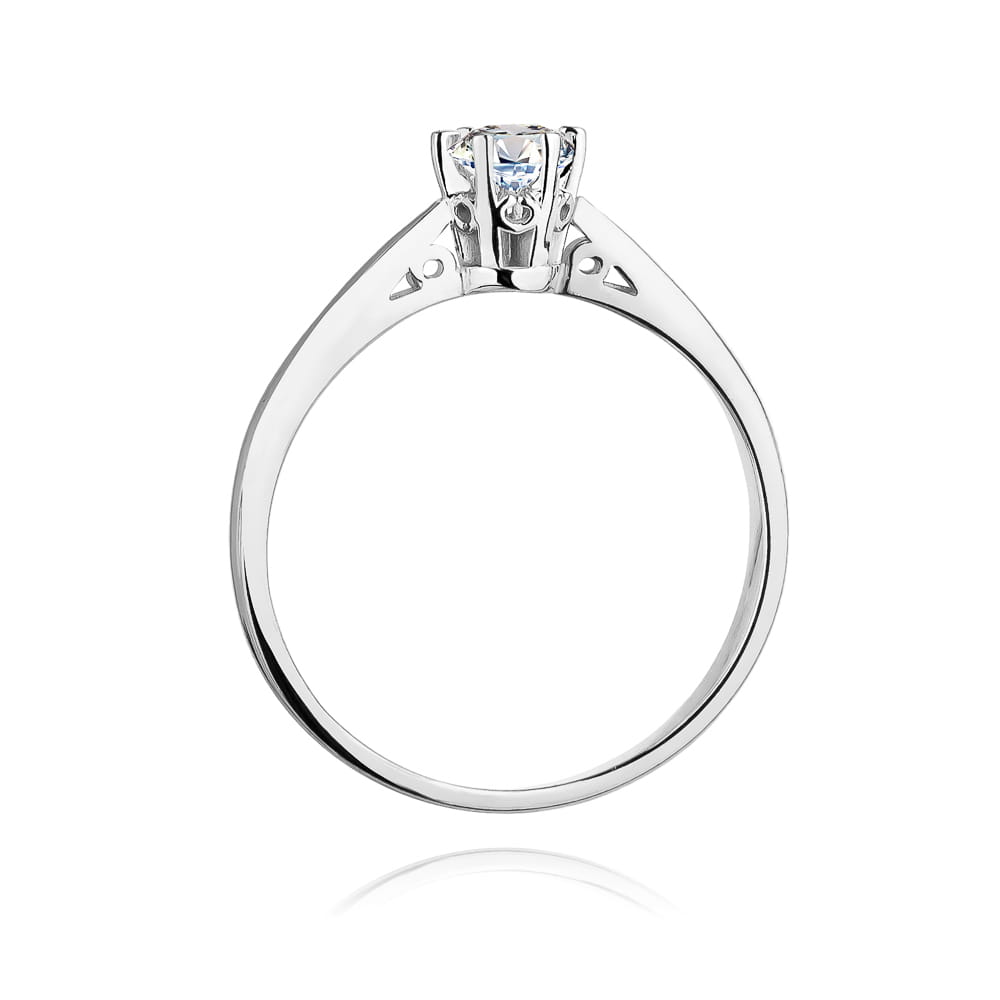 W0234.B3.LDW.04_3 Srebrny pierścionek z diamentem w centralnej części, o prostym, eleganckim designie.