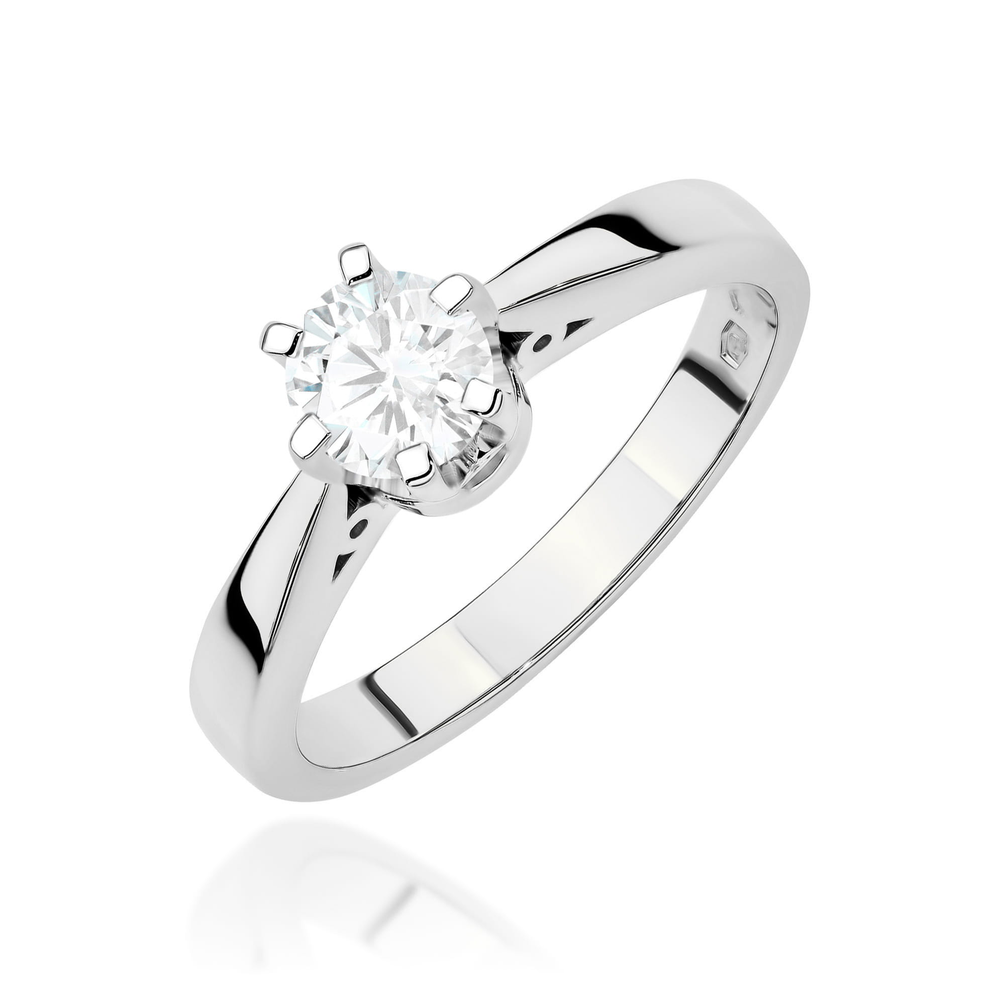 W0234.B3.LDW.06_1 Srebrny pierścionek z dużym, okrągłym diamentem osadzonym w sześciu szponach.