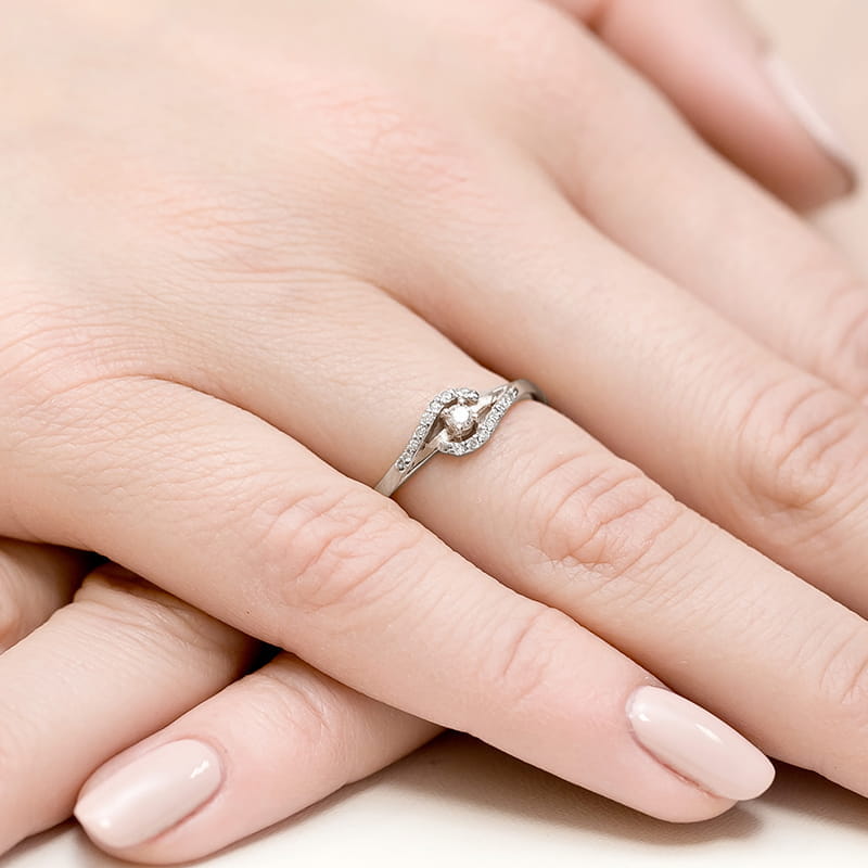 W0237.B3.DIW.01_4 Srebrny pierścionek z diamentami na palcu z delikatnym wzorem.