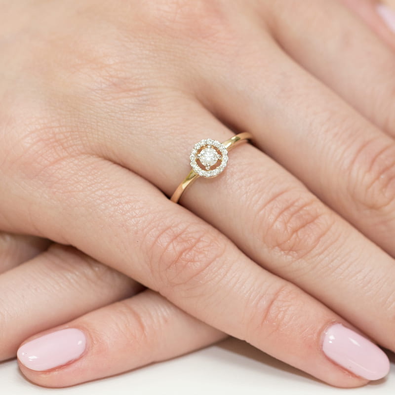 W0238.Z3.DIW.01_4 Złoty pierścionek z diamentowym kwiatem na palcu z różowym manicure.
