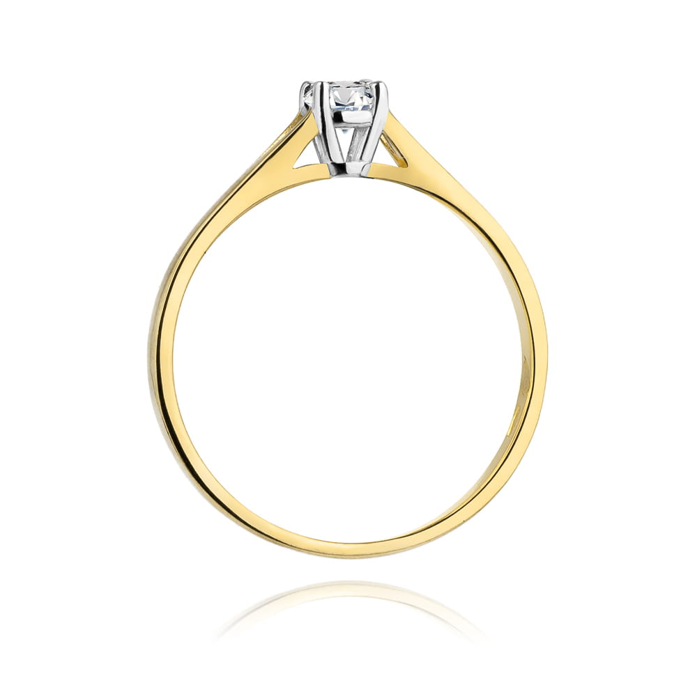 W0240.Z3.LDW.01_3 Złoty pierścionek z diamentem, o prostym, eleganckim designie i błyszczącej powierzchni.