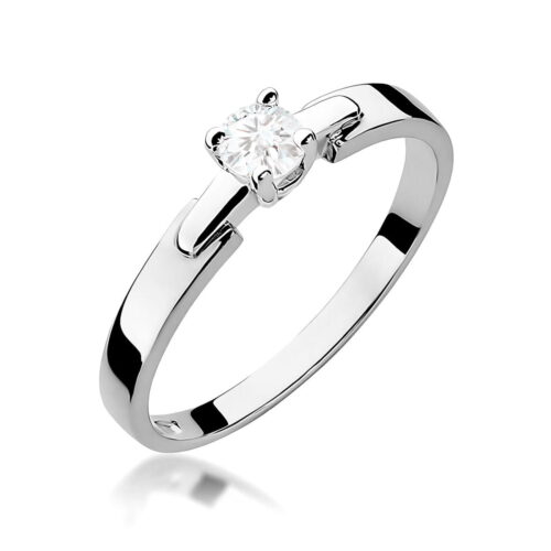Srebrny pierścionek z okrągłym diamentem osadzonym w prostym, eleganckim wzorze.