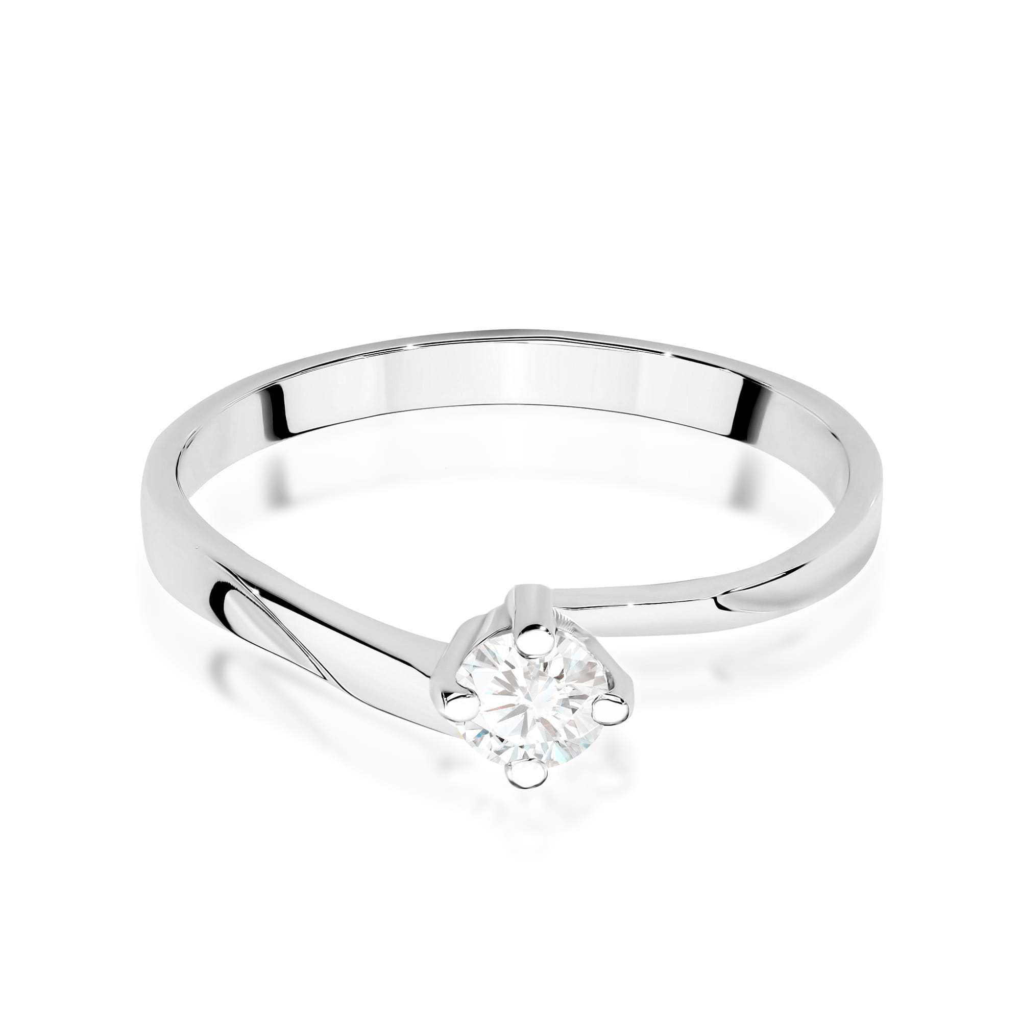 W0243.B3.LDW.01_2 Srebrny pierścionek z diamentem w centralnej części, o prostym, eleganckim designie.