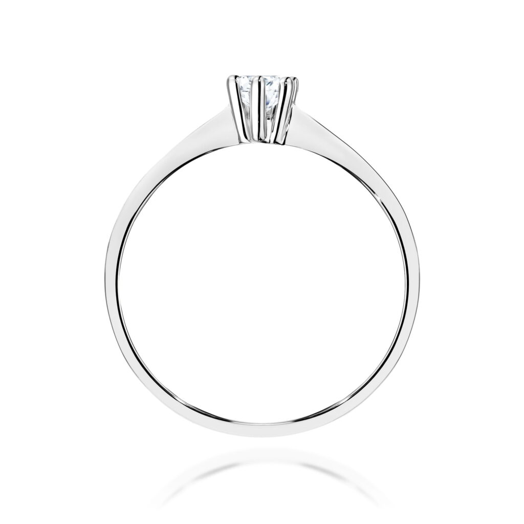 Srebrny pierścionek z diamentem w centralnej części, minimalistyczny design.
