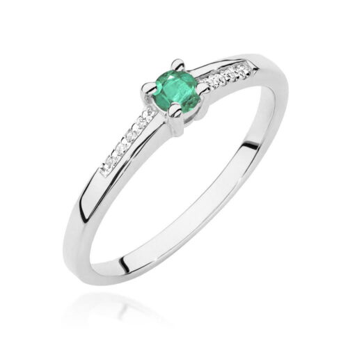 Srebrny pierścionek z zielonym szmaragdem i diamentami po bokach.