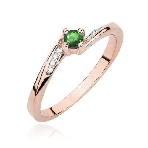 Różowe złote pierścionek z zielonym kamieniem i trzema małymi diamentami po bokach.