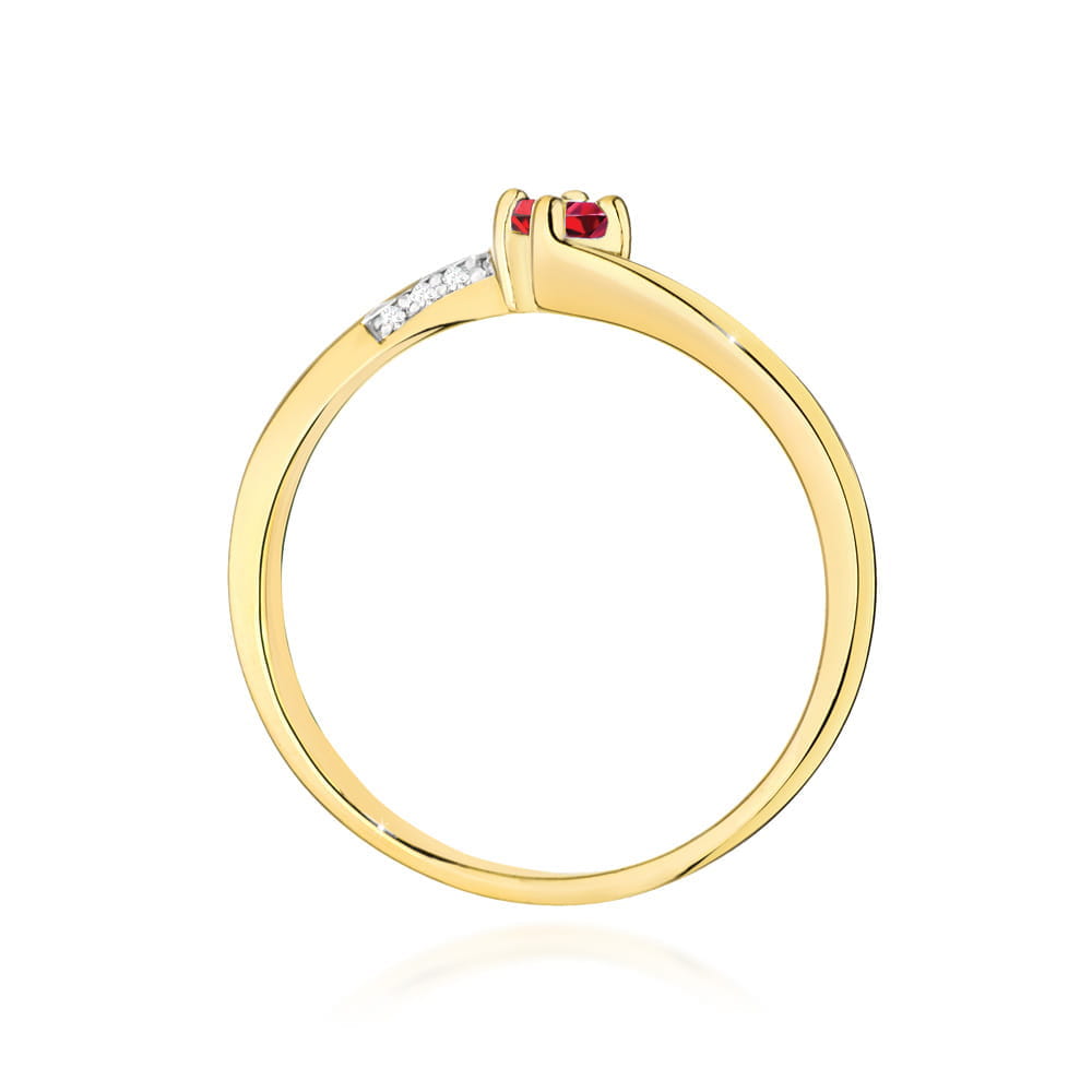 W0262.Z3.RUR.01_3 Złoty pierścionek z czerwonym kamieniem i diamentami, delikatny i elegancki w prostym designie.