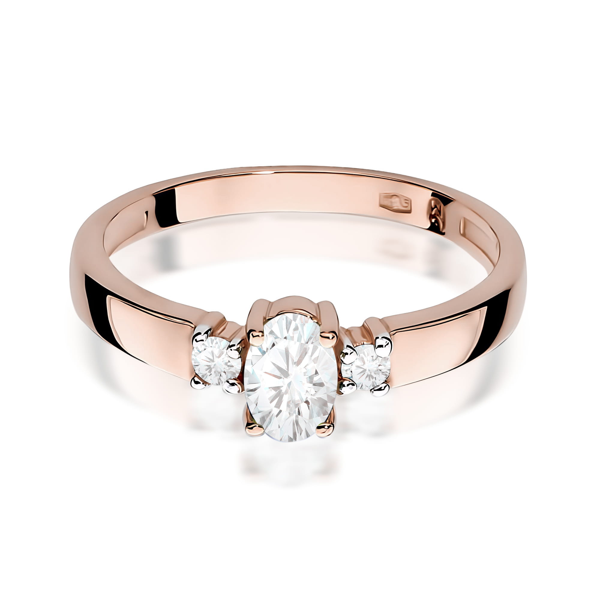 W0264.R3.LDW.01_2 Złoty pierścionek z owalnym diamentem w centrum i dwoma mniejszymi po bokach.