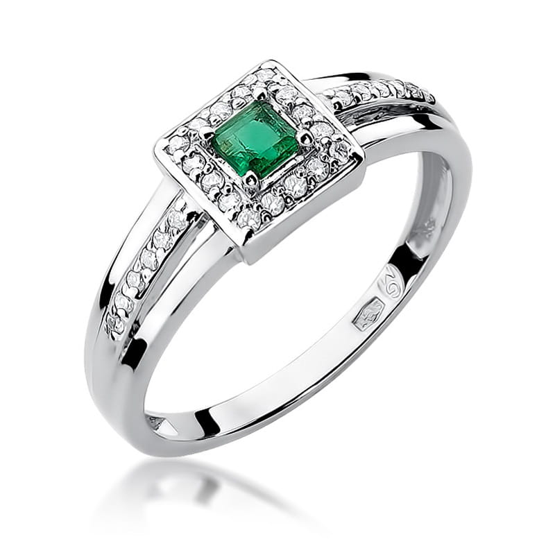 W0271.B3.EMG.01_1 Srebrny pierścionek z kwadratowym szmaragdem otoczonym diamentami.