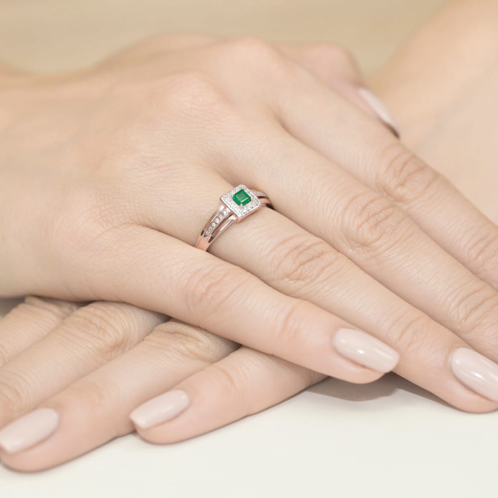 W0271.R3.EMG.01_4 Pierścionek z zielonym kamieniem szlachetnym na dłoni z delikatnym manicure.