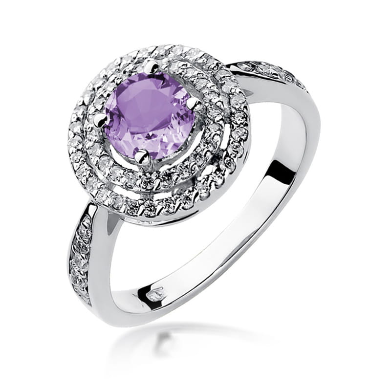 W0274.B3.AMV.01_1 Srebrny pierścionek z fioletowym kamieniem otoczonym diamentowymi cyrkoniami.