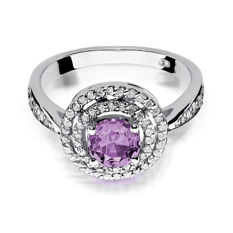 W0274.B3.AMV.01_2 Srebrny pierścionek z okrągłym, fioletowym kamieniem otoczonym diamentowymi cyrkoniami.