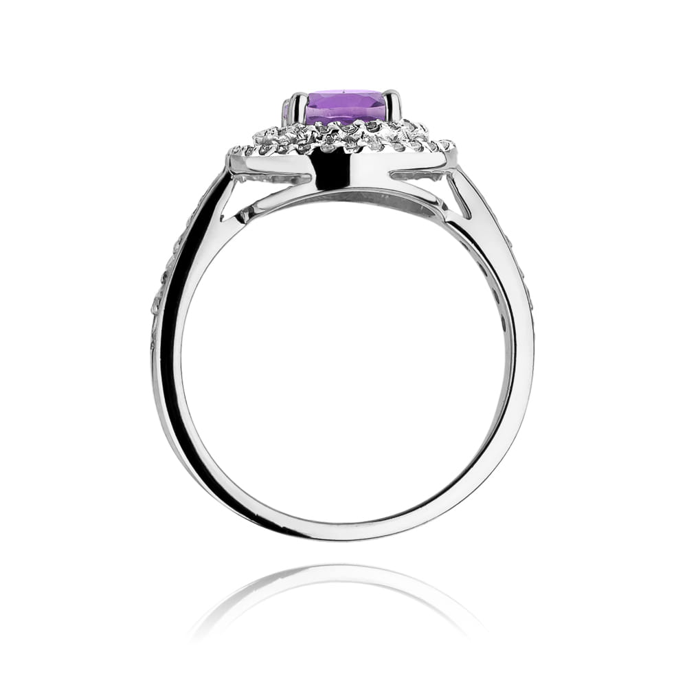 W0274.B3.AMV.01_3 Srebrny pierścionek z fioletowym kamieniem szlachetnym i drobnymi diamentami na obrączce.