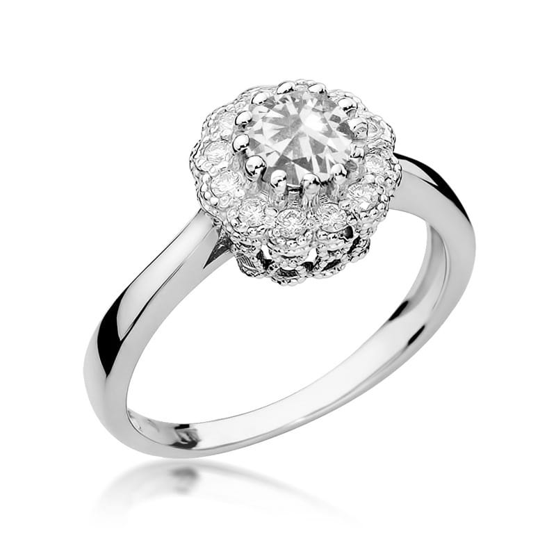 W0284.B3.SAW.01_1 Srebrny pierścionek z dużym diamentem w centralnej części, otoczony mniejszymi kamieniami.