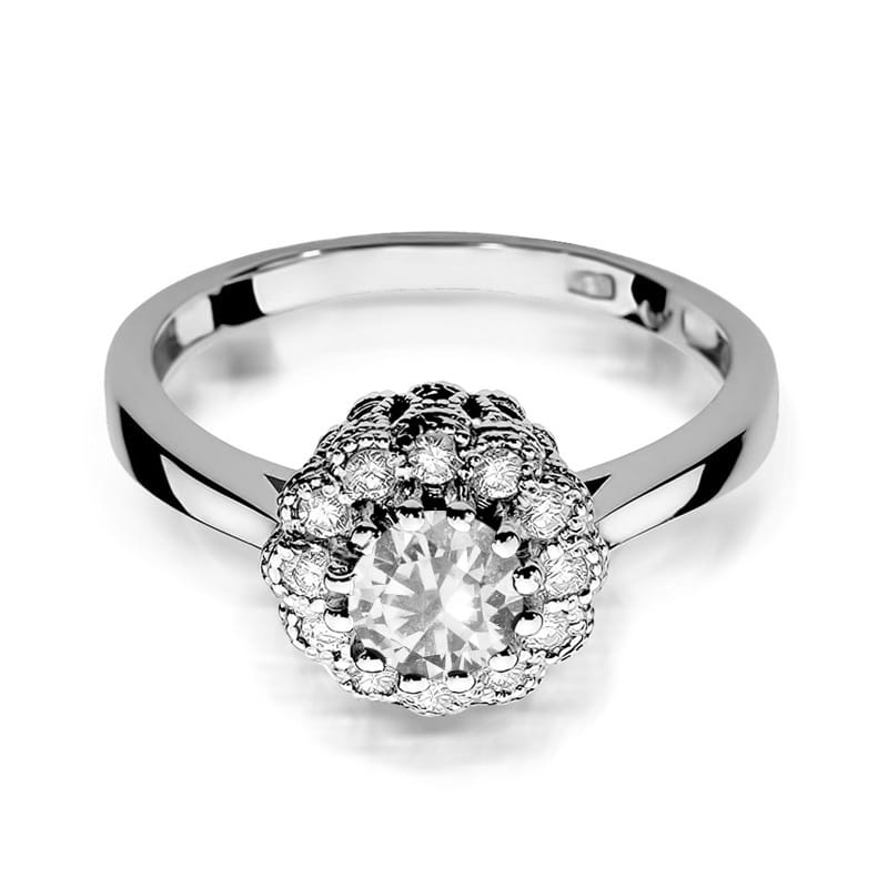 W0284.B3.SAW.01_2 Srebrny pierścionek z dużym, okrągłym diamentem otoczonym mniejszymi kamieniami.
