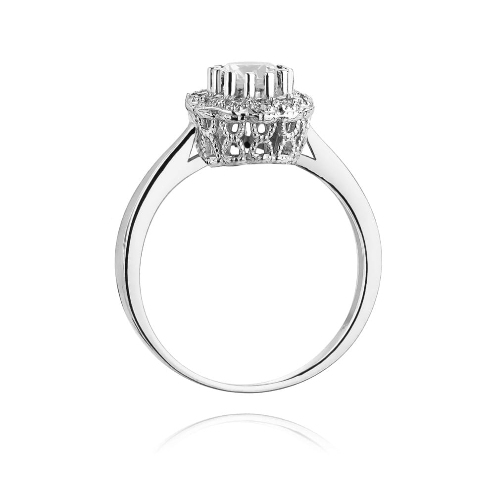 W0284.B3.SAW.01_3 Srebrny pierścionek z dużym, przezroczystym kamieniem i ozdobnym, koronkowym wykończeniem.