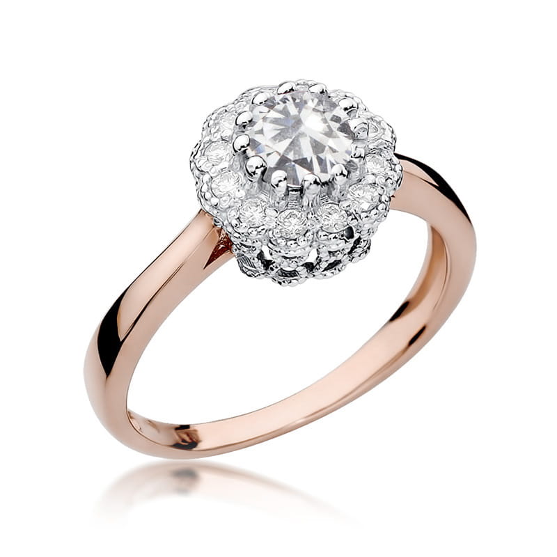 W0284.R3.SAW.01_1 Pierścionek z różowego złota z dużym diamentem otoczonym mniejszymi kamieniami.