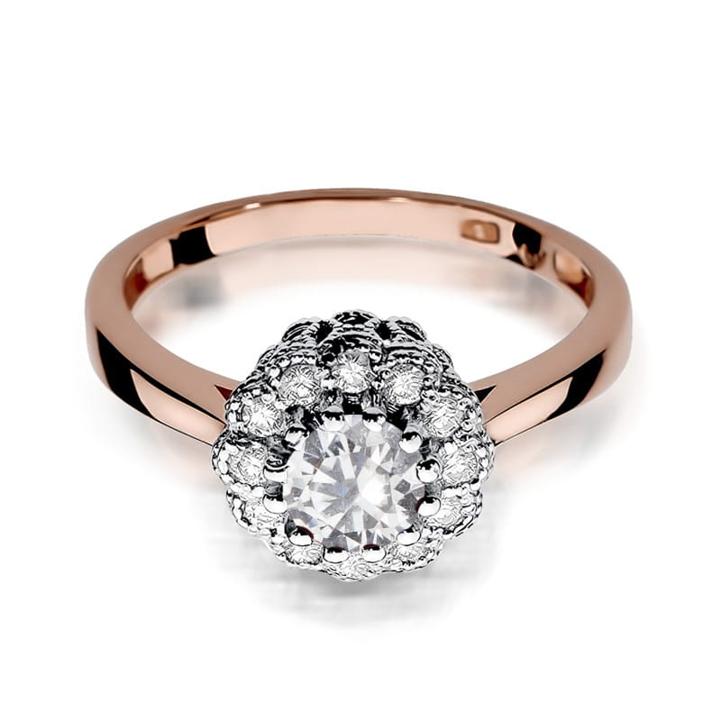 W0284.R3.SAW.01_2 Pierścionek z różowego złota z dużym, okrągłym diamentem otoczonym drobnymi kamieniami.